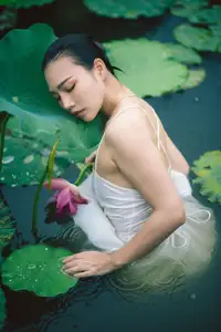 Ju Zi's Ethereal Beauty Amidst Lotus Blooms | YiTuYu Vol.8733 - image 12
