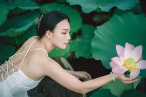 Ju Zi's Ethereal Beauty Amidst Lotus Blooms | YiTuYu Vol.8733 - image 17