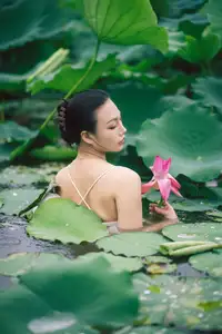 Ju Zi's Ethereal Beauty Amidst Lotus Blooms | YiTuYu Vol.8733 - image 2