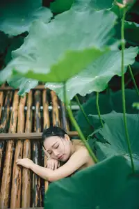 Ju Zi's Ethereal Beauty Amidst Lotus Blooms | YiTuYu Vol.8733 - image 5