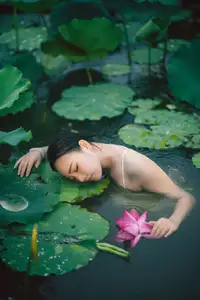 Ju Zi's Ethereal Beauty Amidst Lotus Blooms | YiTuYu Vol.8733 - image 3