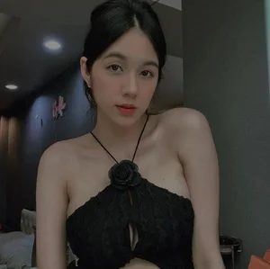 Viral 'Rice Paper Roll' Girl Stuns in Wedding Gallery - image 3