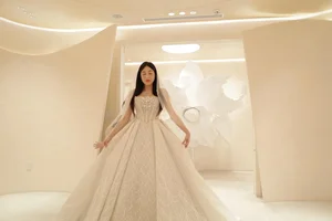Viral 'Rice Paper Roll' Girl Stuns in Wedding Gallery - image 0