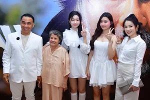 Quyen Linh’s Daughters Dazzle on the Red Carpet with Elegant Fashion - image 11
