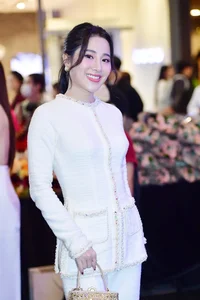 Quyen Linh’s Daughters Dazzle on the Red Carpet with Elegant Fashion - image 7