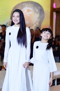 Quyen Linh’s Daughters Dazzle on the Red Carpet with Elegant Fashion - image 3
