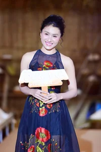Quyen Linh’s Daughters Dazzle on the Red Carpet with Elegant Fashion - image 5