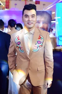 Quyen Linh’s Daughters Dazzle on the Red Carpet with Elegant Fashion - image 12