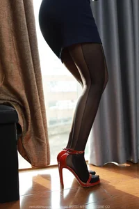 Elegant Fashion Portraiture: IESS Art Collection SXJ No.1825 Featuring Qiu Qiu - image 7