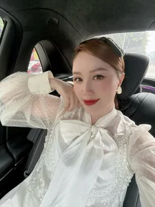 The Stunning Beauty of Bao Thy’s Sister: A Blend of Western and Eastern Aesthetics - image 1