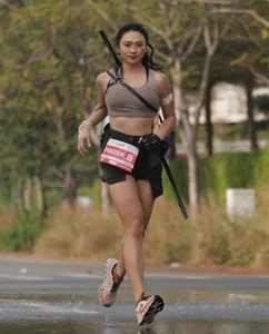Lara Croft on the Track: Hot Girl Cosplays Tomb Raider During Marathon - image 4