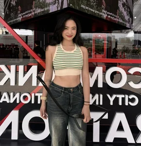 Lara Croft on the Track: Hot Girl Cosplays Tomb Raider During Marathon - image 3
