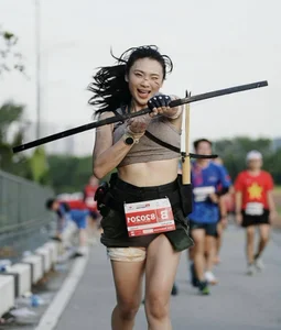 Lara Croft on the Track: Hot Girl Cosplays Tomb Raider During Marathon - image 2