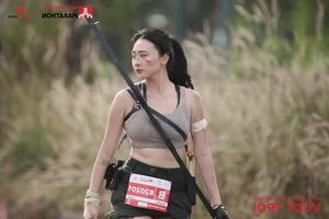 Lara Croft on the Track: Hot Girl Cosplays Tomb Raider During Marathon - image 5