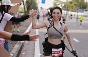 Lara Croft on the Track: Hot Girl Cosplays Tomb Raider During Marathon - image 6