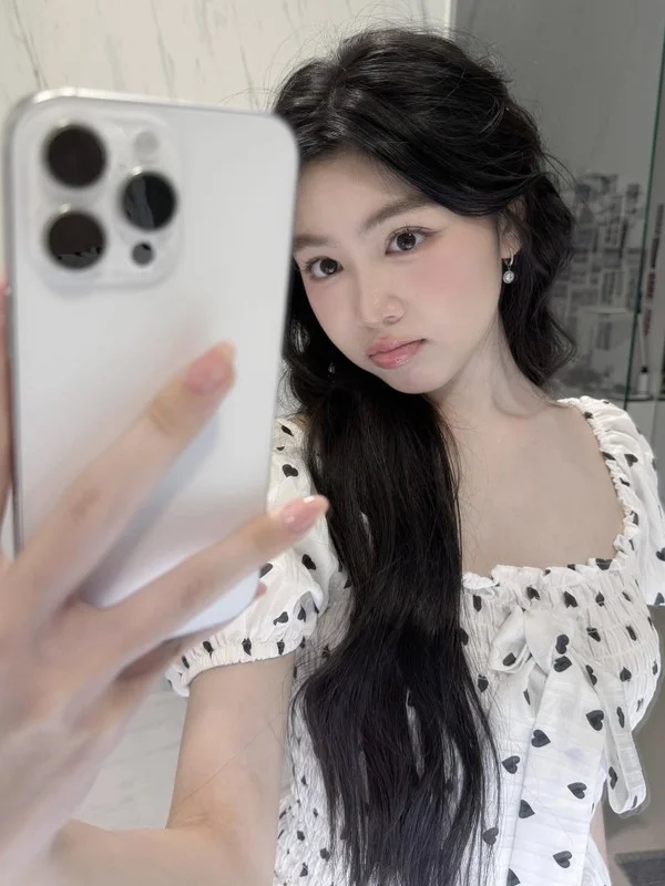 MC Quyen Linh's Daughter Stuns Fans with New Ethereal Selfie Collection Showcasing Flawless Beauty