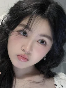 MC Quyen Linh's Daughter Stuns Fans with New Ethereal Selfie Collection Showcasing Flawless Beauty - image 3
