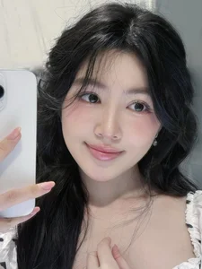 MC Quyen Linh's Daughter Stuns Fans with New Ethereal Selfie Collection Showcasing Flawless Beauty - image 4