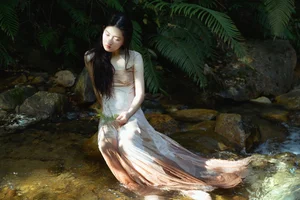 Serene Summer Portrait Photography: Ye Zhi Zhi Zhi in YiTuYu Art Language Vol.9104 - Aesthetic Nature and Stream Side Fashion Inspiration - image 16