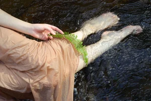 Serene Summer Portrait Photography: Ye Zhi Zhi Zhi in YiTuYu Art Language Vol.9104 - Aesthetic Nature and Stream Side Fashion Inspiration - image 4
