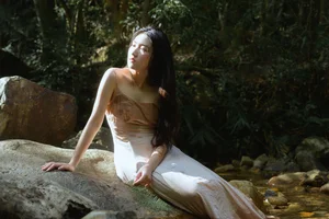 Serene Summer Portrait Photography: Ye Zhi Zhi Zhi in YiTuYu Art Language Vol.9104 - Aesthetic Nature and Stream Side Fashion Inspiration - image 15