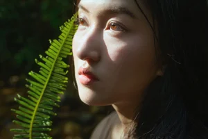 Serene Summer Portrait Photography: Ye Zhi Zhi Zhi in YiTuYu Art Language Vol.9104 - Aesthetic Nature and Stream Side Fashion Inspiration - image 13