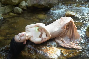 Serene Summer Portrait Photography: Ye Zhi Zhi Zhi in YiTuYu Art Language Vol.9104 - Aesthetic Nature and Stream Side Fashion Inspiration - image 0