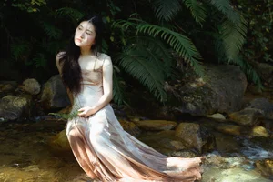 Serene Summer Portrait Photography: Ye Zhi Zhi Zhi in YiTuYu Art Language Vol.9104 - Aesthetic Nature and Stream Side Fashion Inspiration - image 9