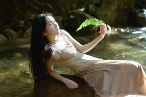 Serene Summer Portrait Photography: Ye Zhi Zhi Zhi in YiTuYu Art Language Vol.9104 - Aesthetic Nature and Stream Side Fashion Inspiration - image 1