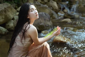 Serene Summer Portrait Photography: Ye Zhi Zhi Zhi in YiTuYu Art Language Vol.9104 - Aesthetic Nature and Stream Side Fashion Inspiration - image 17