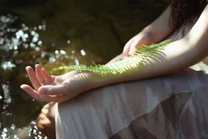 Serene Summer Portrait Photography: Ye Zhi Zhi Zhi in YiTuYu Art Language Vol.9104 - Aesthetic Nature and Stream Side Fashion Inspiration - image 2