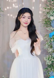 Lọ Lem: The Radiant 18-Year-Old Daughter of MC Quyền Linh Captivates the Public - image 4