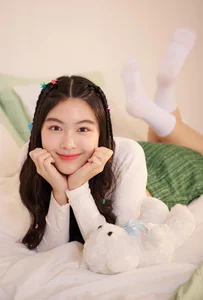 Lọ Lem: The Radiant 18-Year-Old Daughter of MC Quyền Linh Captivates the Public - image 5