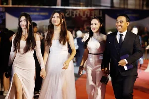Lọ Lem: The Radiant 18-Year-Old Daughter of MC Quyền Linh Captivates the Public - image 6