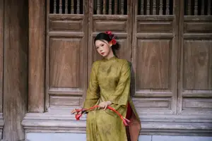 Graceful Vietnamese Ao Dai: Traditional Beauty Adorned with Red Calla Lilies - image 4