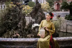 Graceful Vietnamese Ao Dai: Traditional Beauty Adorned with Red Calla Lilies - image 1