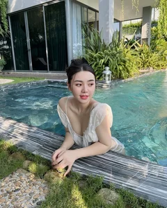 Timeless Beauty: Former Viral Star Showcases Stunning Bikini Figure in Her 30s - image 3