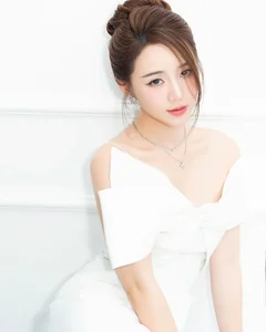 Timeless Beauty: Former Viral Star Showcases Stunning Bikini Figure in Her 30s - image 2