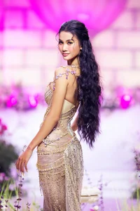 Dinh Ngoc Diep Makes Stunning Catwalk Return: Ageless Beauty and Elegance on the Runway at Nearly 40 - image 4