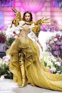 Dinh Ngoc Diep Makes Stunning Catwalk Return: Ageless Beauty and Elegance on the Runway at Nearly 40 - image 2