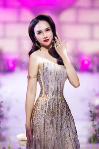 Dinh Ngoc Diep Makes Stunning Catwalk Return: Ageless Beauty and Elegance on the Runway at Nearly 40 - image 6