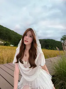 Tang My Han: A Muse's Beauty Amidst Golden Rice Fields, A Breathtaking Moment - image 1