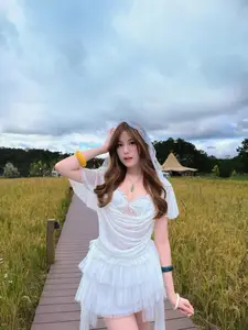 Tang My Han: A Muse's Beauty Amidst Golden Rice Fields, A Breathtaking Moment - image 2