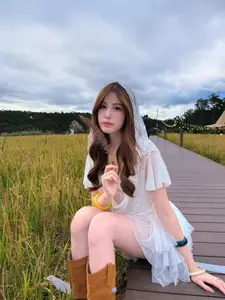 Tang My Han: A Muse's Beauty Amidst Golden Rice Fields, A Breathtaking Moment - image 9