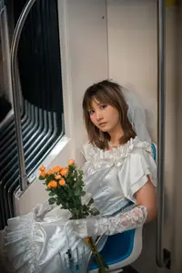 YiTuYu Vol.8790: Pao Pao Xiao Mie – Contemplative Beauty in Pristine White Dress - image 4