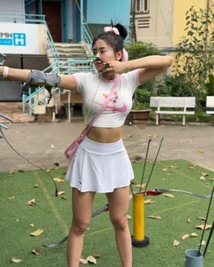 Gym Influencer's Archery Adventure: Style, Sports, and the Reality of Training Marks - image 9