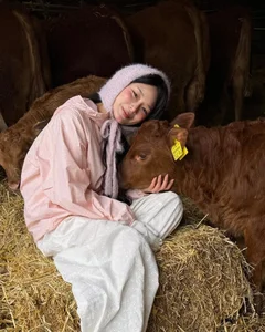 Viral Study Abroad Influencer Captivates Fans with Stunning Pastoral Shepherdess Photoshoot - image 9