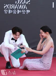 Hospital Playlist Actress Stuns with Incredible Visuals Despite Red Carpet Fall Incident - image 5