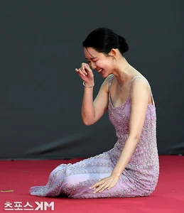 Hospital Playlist Actress Stuns with Incredible Visuals Despite Red Carpet Fall Incident - image 3