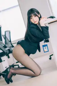 Coser Shimo: Discover Shimo's Secret Office Part02 – Innocent Charm in the Workplace - image 5